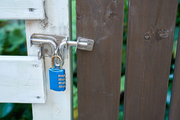 アンティークな扉についている古くて青い南京錠。