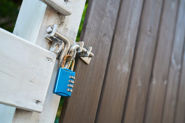 アンティークな扉についている古くて青い南京錠。