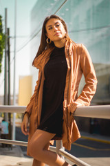 Mujer joven en ciudad atardecer bella vestido negro sexy urbano
