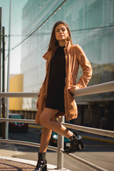 Mujer joven en ciudad atardecer bella vestido negro sexy urbano