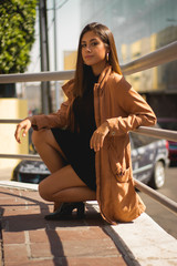 Mujer joven en ciudad atardecer bella vestido negro sexy urbano