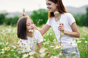 Obraz premium mother and daughter in the field