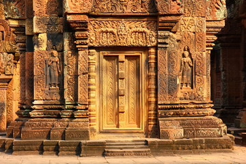  Banteay Srei Siem Reap Castle is one of the most beautiful castles in CAmbodia. Construction of pink sandstone Carved into patterns related to Hinduism, Brahminism