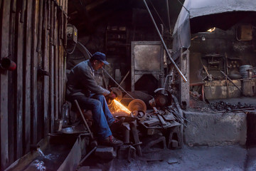 Fototapeta na wymiar the blacksmith polishing metal products