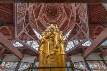 Obraz premium Golden Buddha statue in Fuhu Temple, Emei Mountain, China