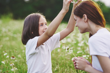 Obraz premium mother and daughter having fun in the park