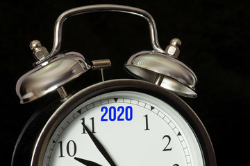 Jahr 2020 und ein Wecker