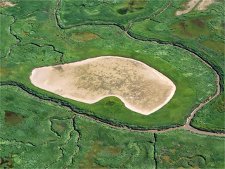 vue aérienne des marais de la Baie de Somme dans le Nord de la France