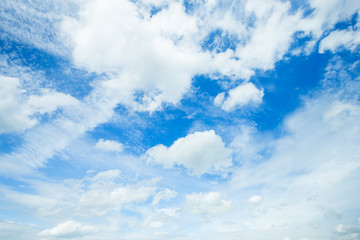 Obraz premium Autumn blue sky background texture with white spindrift very clouds.