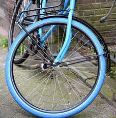 Hellblaues Rad auf einem Gehweg