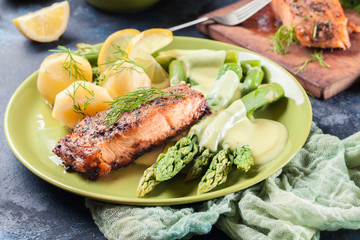 Baked salmon with asparagus and hollandaise sauce