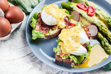 Sandwiches with bacon, poached egg and asparagus