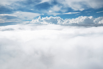 雲の上から見える空の景色