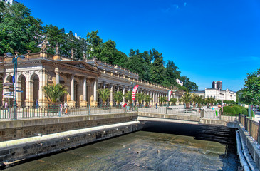 Muehlbrunnkolonnade und Fluss in Karlovy Vary