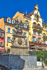 Schlossstraße mit Pestsäule in Karlsbad