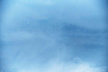 雲の中を飛ぶ小さな飛行機