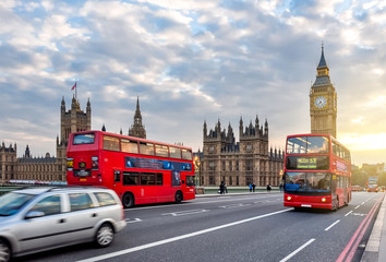 Chambres du Parlement avec Big Ben et bus à impériale sur le pont de Westminster au coucher du soleil, Londres, Royaume-Uni