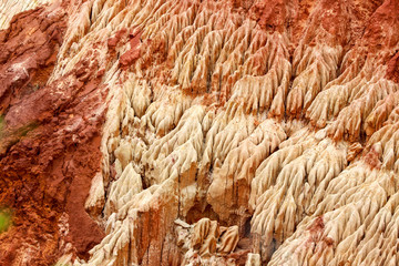 Rote Sandsteinformationen im Tsingy Rouge Park auf Madagaskar