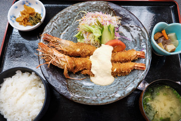 大きなエビフライ