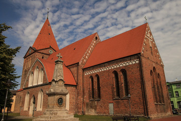 Paulskirche und Kriegerdenkmal in Schwaan/Mecklenburg