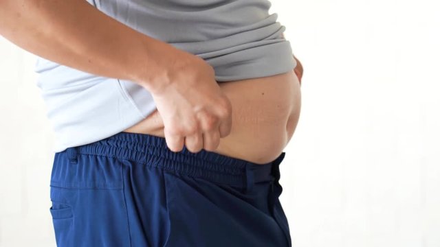 皮下脂肪を気にする男性