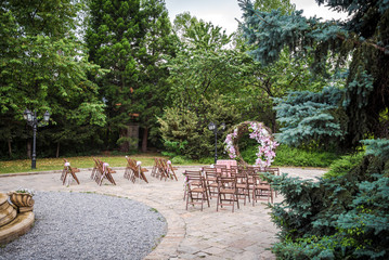 Round wedding arch with fresh flower decoration in pink and white