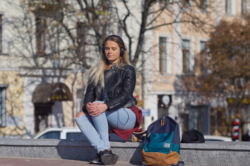 Naklejka premium Lady girl happy smiles, sits skateboard.