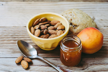 Petit déjeuner sain avec des amandes confiture pain et abricot	