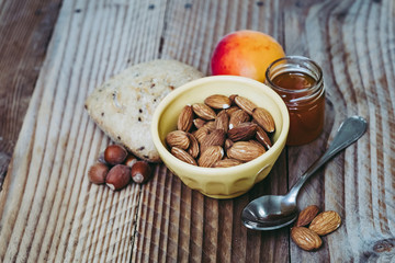 Petit déjeuner sain avec des amandes confiture pain et abricot	
