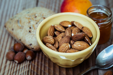 Petit déjeuner sain avec des amandes confiture pain et abricot	
