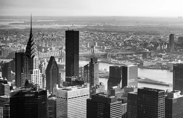 Gartenposter ニューヨーク　マンハッタンの摩天楼とイーストリバー　モノクロ © oben901
