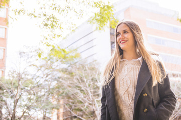 Naklejka premium Young woman model smiling at urban building shiny background