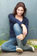 Jeune femme brune décontractée