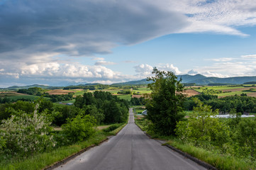 上富良野町ジェットコースターの路と夏の空の風景