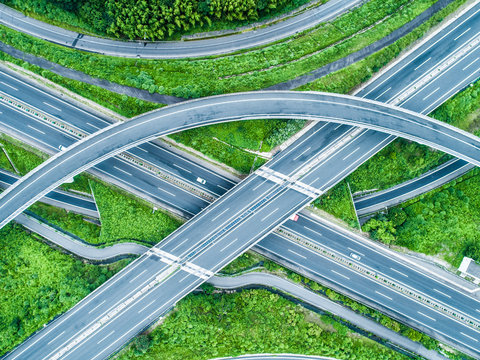 自然の中で交差する複数の道路