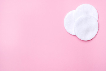 Fototapeta premium Cotton round swabs on a pink background. Selective focus Copy space.