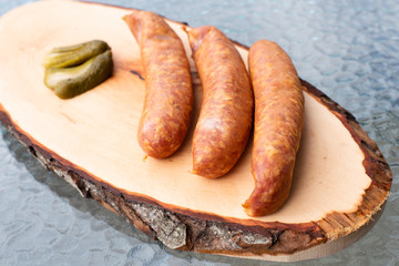 Deutsche Wurst auf Holzbrett