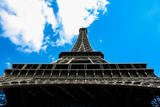 Tour Eiffel symmetric shot with clods in the sky