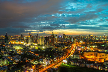 Fototapeta na wymiar Sky view of Bangkok with skyscrapers in the business district in Bangkok in the during beautiful twilight give the city a modern style.