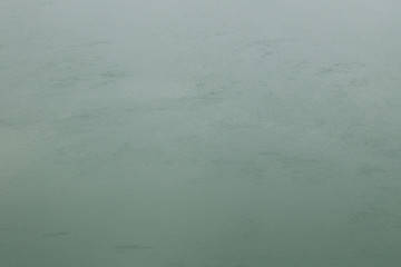 Fond vert légèrement texturé, surface de la mer en Bretagne