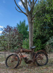 Fototapeta na wymiar Mons la Trivalle Languedoc France. Old rusty motocycle. Oldtimer