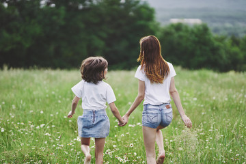 Fototapeta premium mother and daughter in the park
