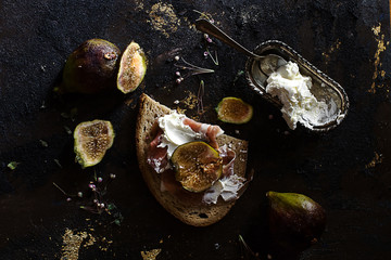 summer meal with rye bread, parma ham and figs
