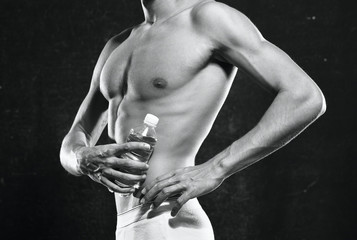 Fototapeta na wymiar muscular man posing in studio