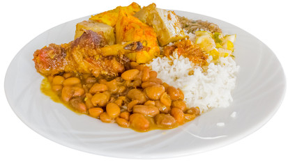 riz avec poulet au chou palmiste sur fond blanc 