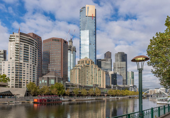 Obraz premium Beautiful view of the city center of Melbourne, Australia, and the Yarra river with reflections of the buildings on the water
