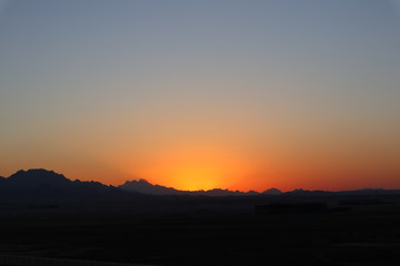 Sonnenuntergang in der Wüste von Ägypten