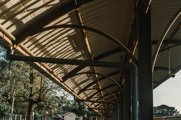 Obraz premium Rainy atmosphere of the train station