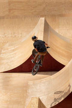 ciclista de bmx saltando en una pista