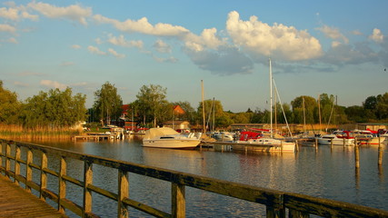 viele Boote liegen am Abend romantisch am Hafen von Rechlin in der Mecklenburger Seenplatte
